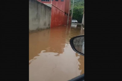Chuvas voltam a alagar ruas e suspendem aulas em Cabo Frio
