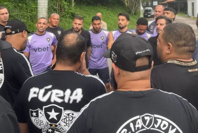 Organizada do Botafogo cobra elenco e diretoria no CT após eliminação