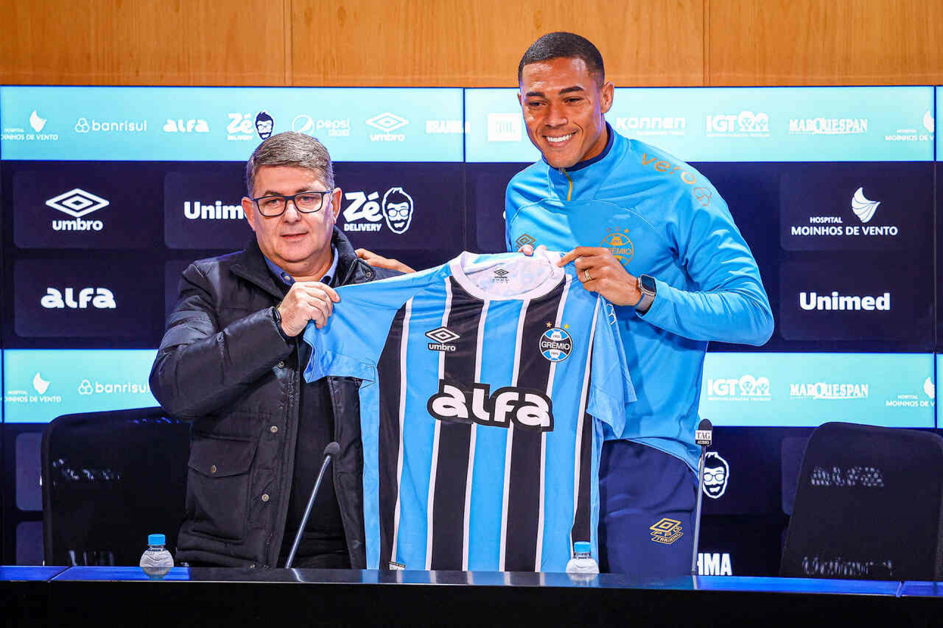 Gr&ecirc;mio inicia negocia&ccedil;&atilde;o para renovar contrato de Carlos Vin&iacute;cius