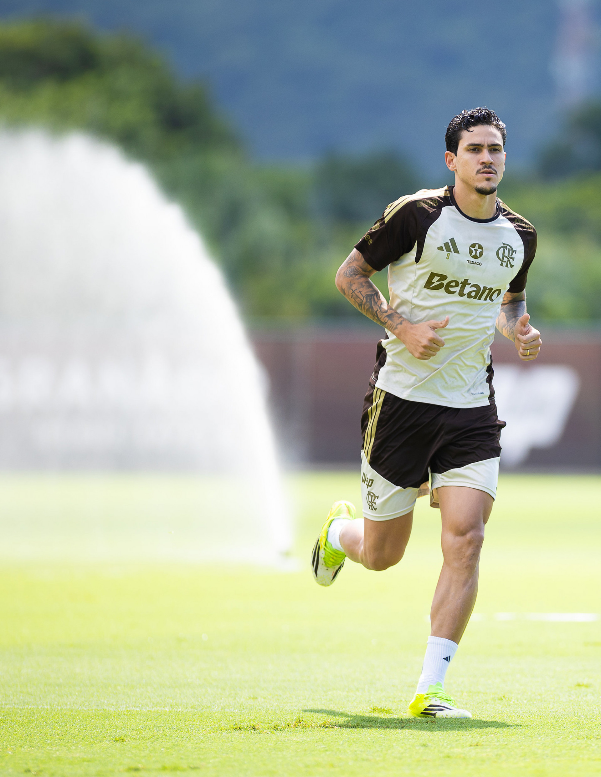 Pedro durante treino do Flamengo no Ninho do Urubu