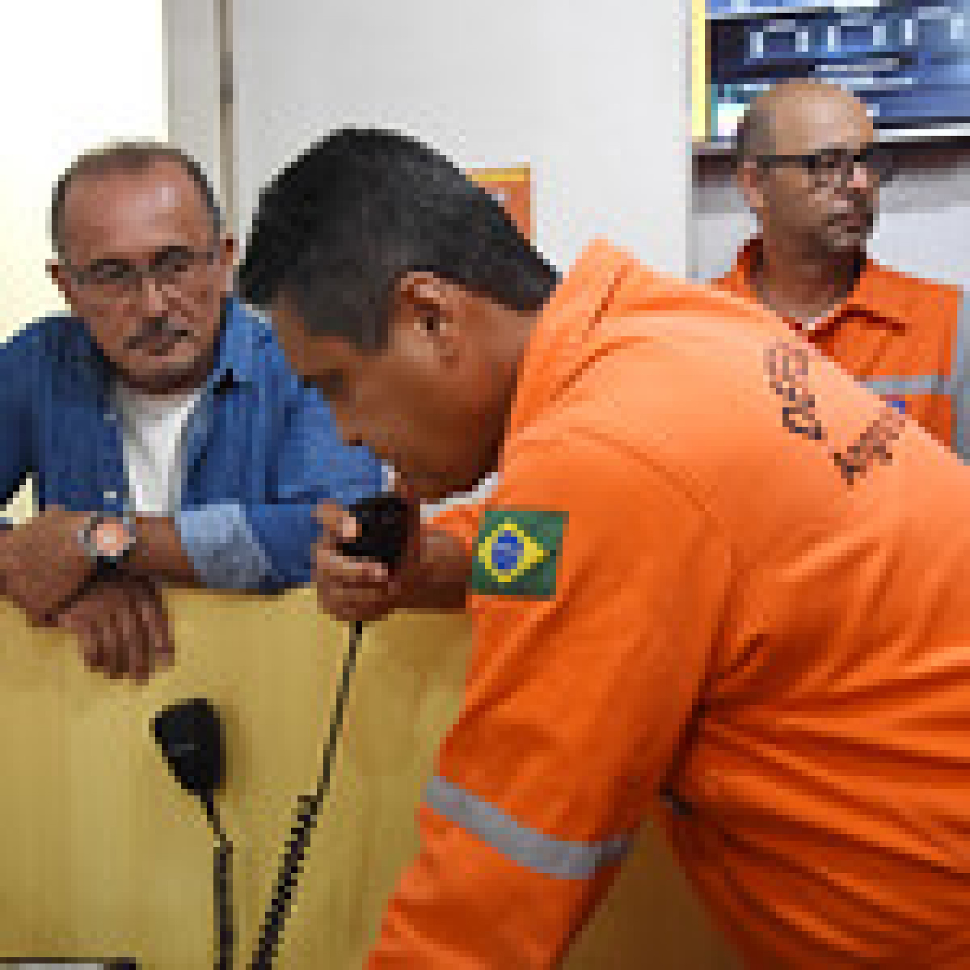 Defesa Civil testa rádios de comunicação em situações de emergência em locais da Ilha Grande