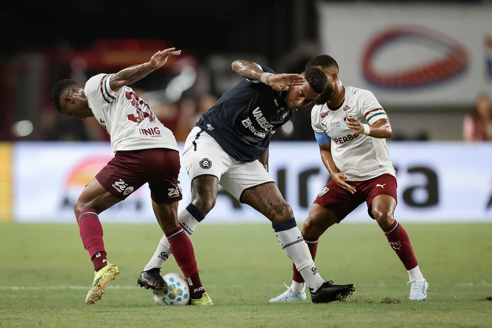 Zubeld&iacute;a elogia atua&ccedil;&atilde;o do Fluminense e explica titularidade de Savarino