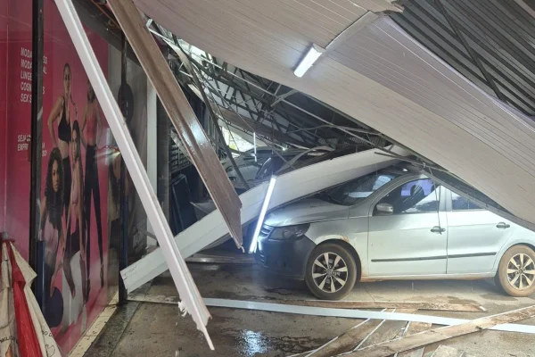 Desabamento atingiu apenas os carros, sem deixar v&iacute;timas. - Divulga&ccedil;&atilde;o / CBMDF