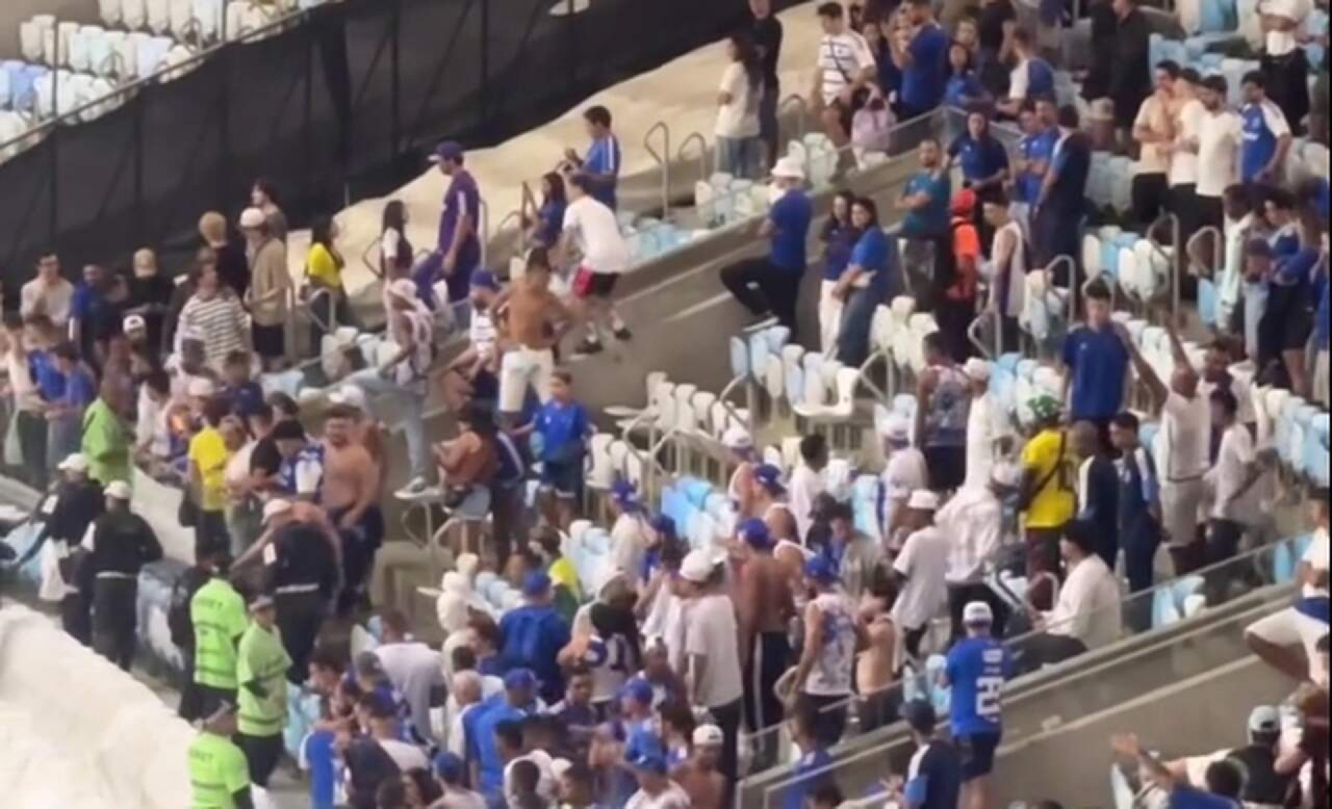 Torcidas de Flamengo e Cruzeiro brigam na arquibancada do Maracan&atilde;