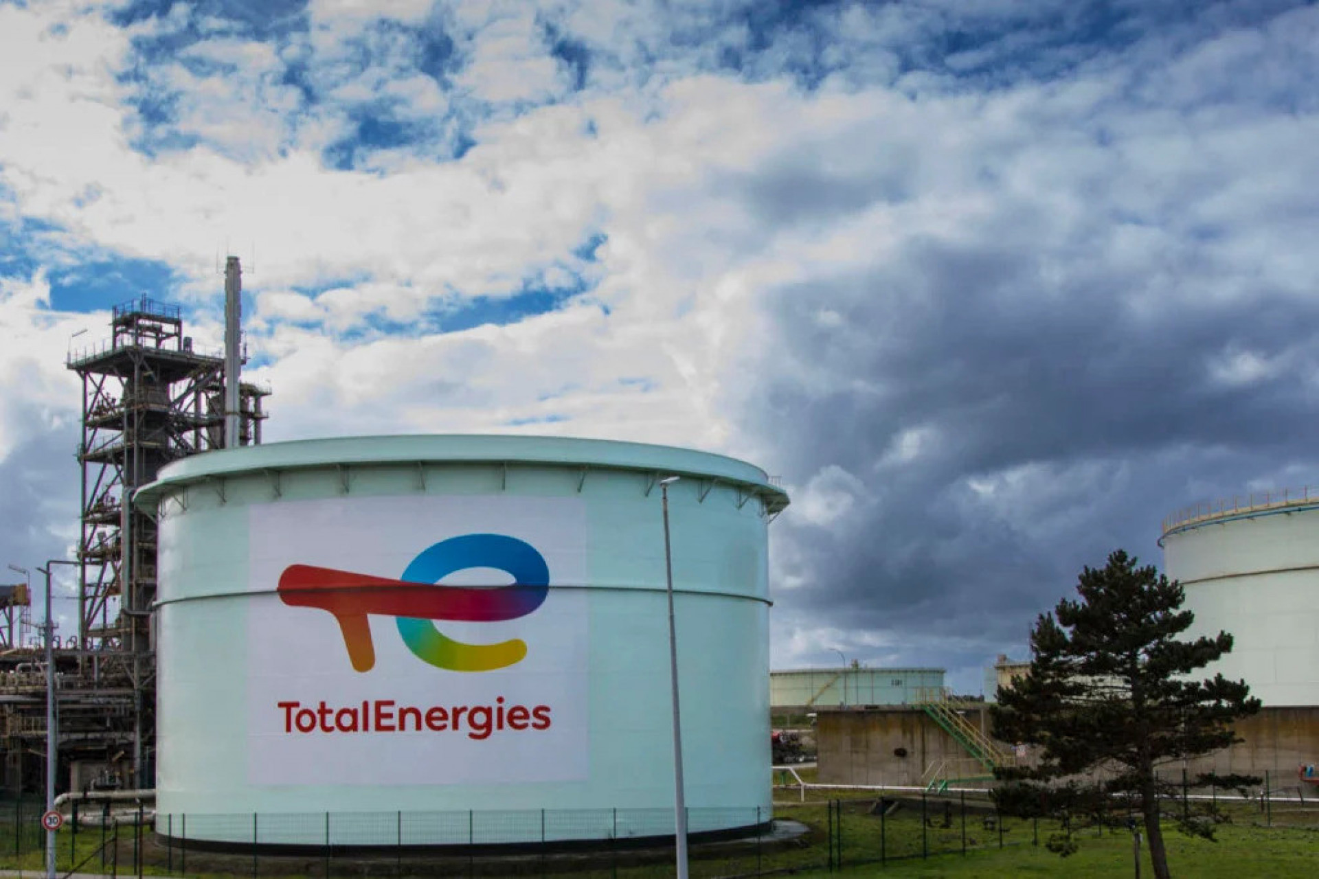 TotalEnergies informa interrupção da produção no Catar, Iraque e Emirados Árabes Unidos