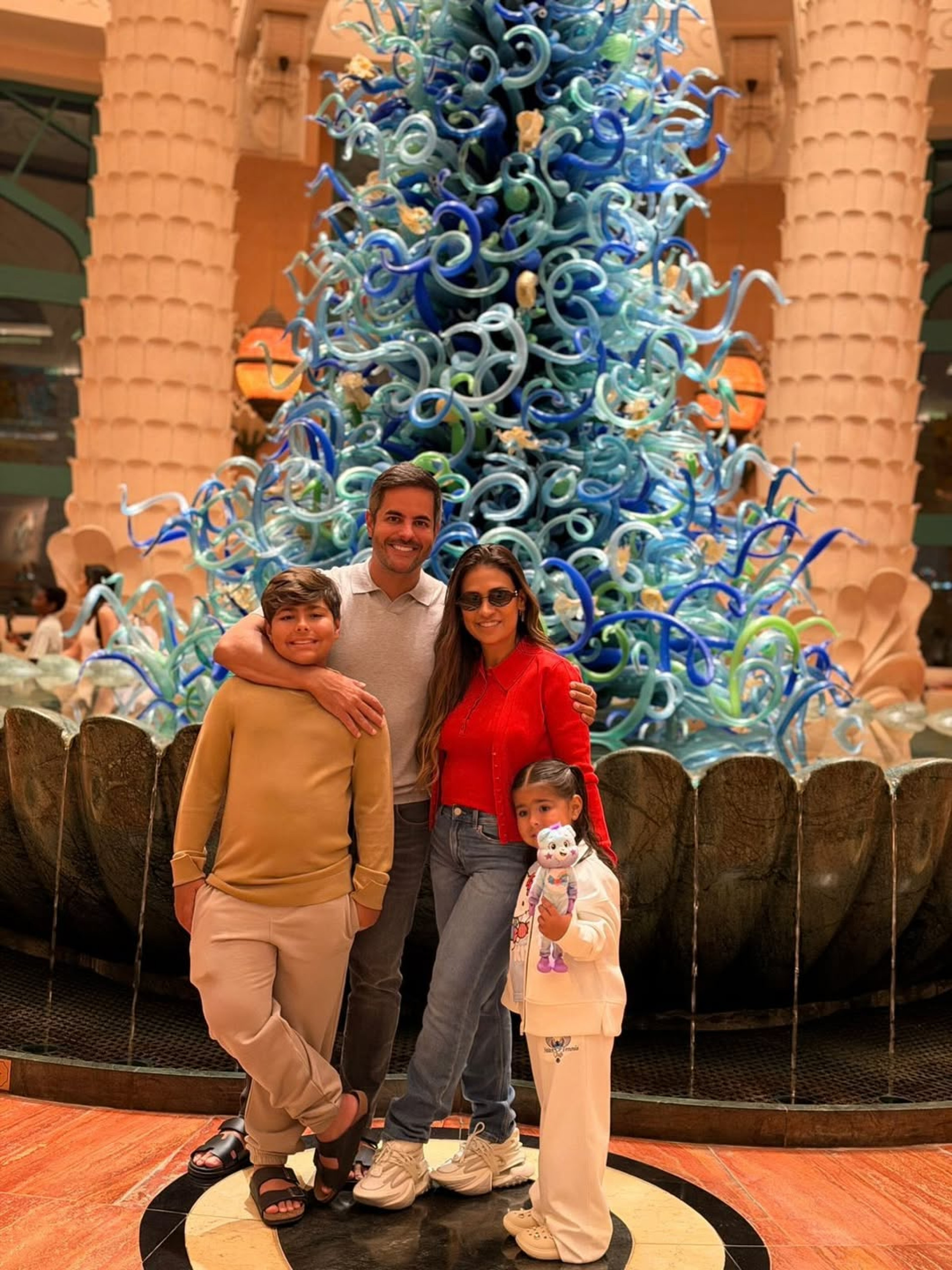 Simone Mendes com os filhos e o marido