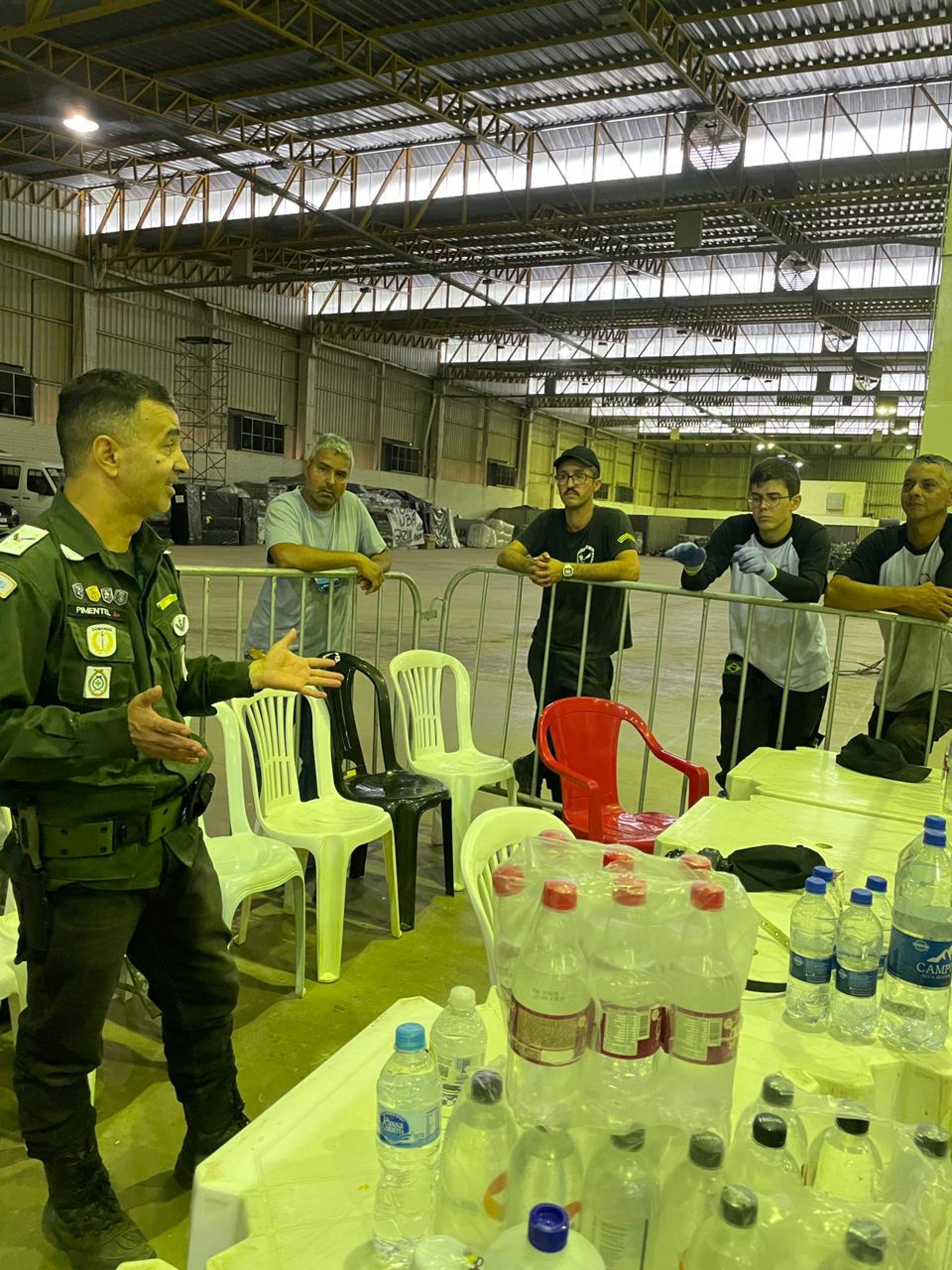 Cleiton Evandro Corrêa Pimentel, comandante da missão, orientando a equipe - Divulgação