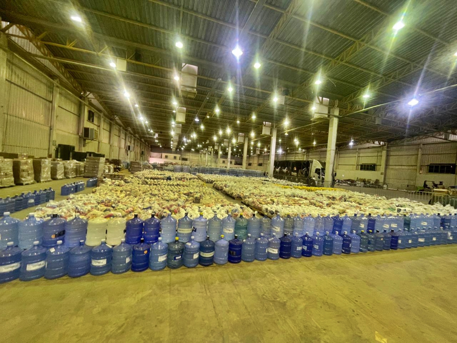 Expedicionistas apoiaram na organização na Central de Armazenagem de Donativos instalada no Horto Florestal Municipal - Divulgação