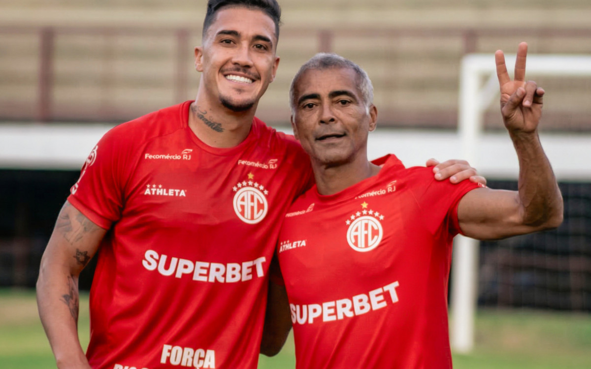 Rom&aacute;rio e Romarinho com a camisa do America
