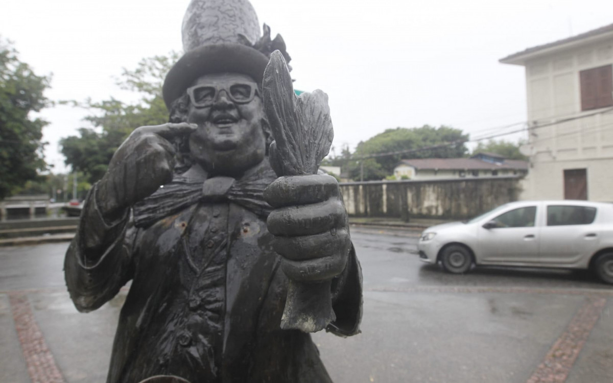 Estátua do Chacrinha segue sem bacalhau e microfone desde 2024 - Reginaldo Pimenta/Agência O DIA