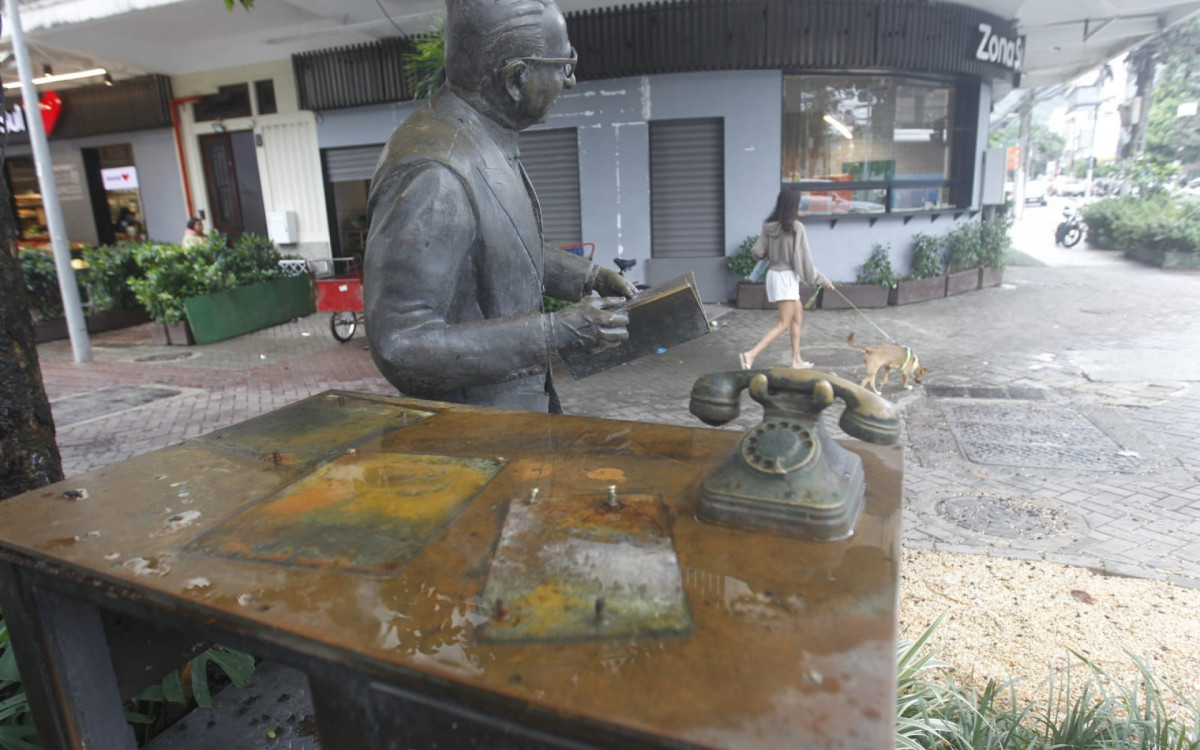 Livros da estátua de Otto Lara Resende foram furtados - Reginaldo Pimenta/Agência O DIA