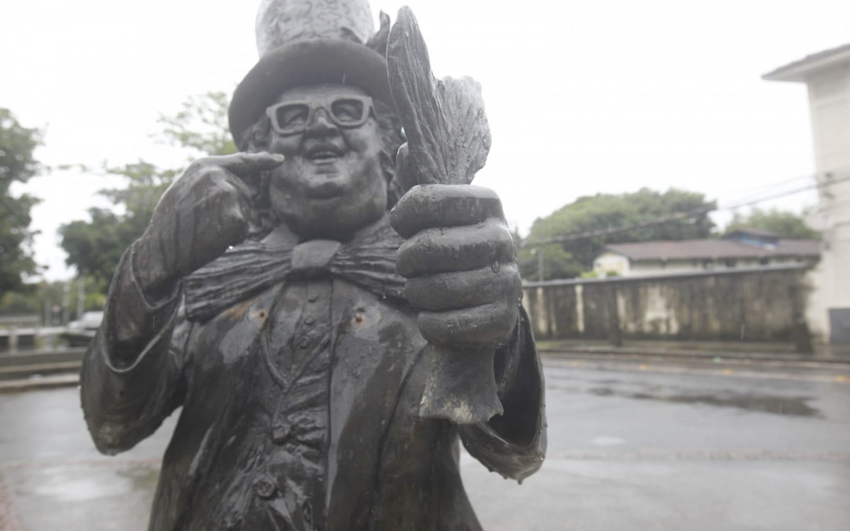 Estátua do Chacrinha segue sem bacalhau e microfone desde 2024 - Reginaldo Pimenta/Agência O DIA