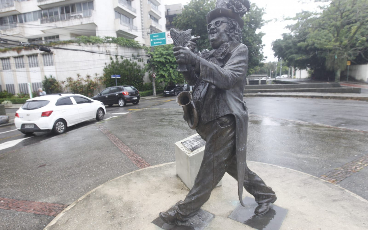 Estátua do Chacrinha segue sem bacalhau e microfone desde 2024 - Reginaldo Pimenta/Agência O DIA