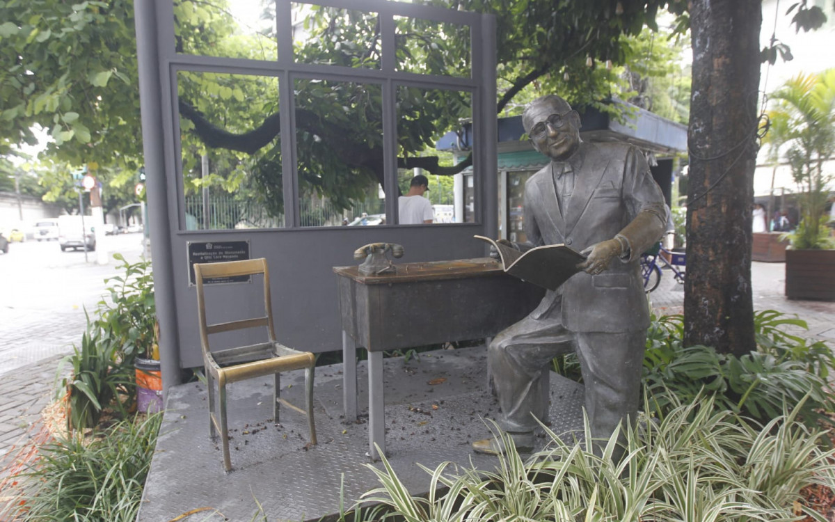 Estátua de Otto Lara Resende foi alvo de furtos no Jardim Botânico - Reginaldo Pimenta/Agência O DIA