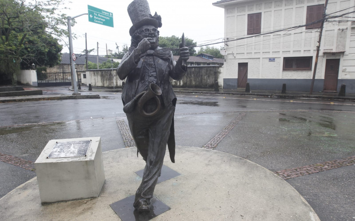 Estátua do Chacrinha segue sem bacalhau e microfone desde 2024 - Reginaldo Pimenta/Agência O DIA