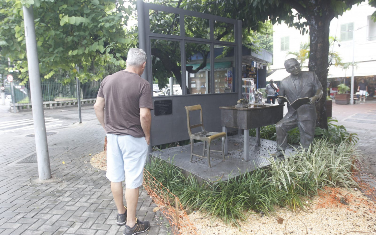 Estátua de Otto Lara Resende atraí olhares curiosos no Jardim Botânico - Reginaldo Pimenta/Agência O DIA