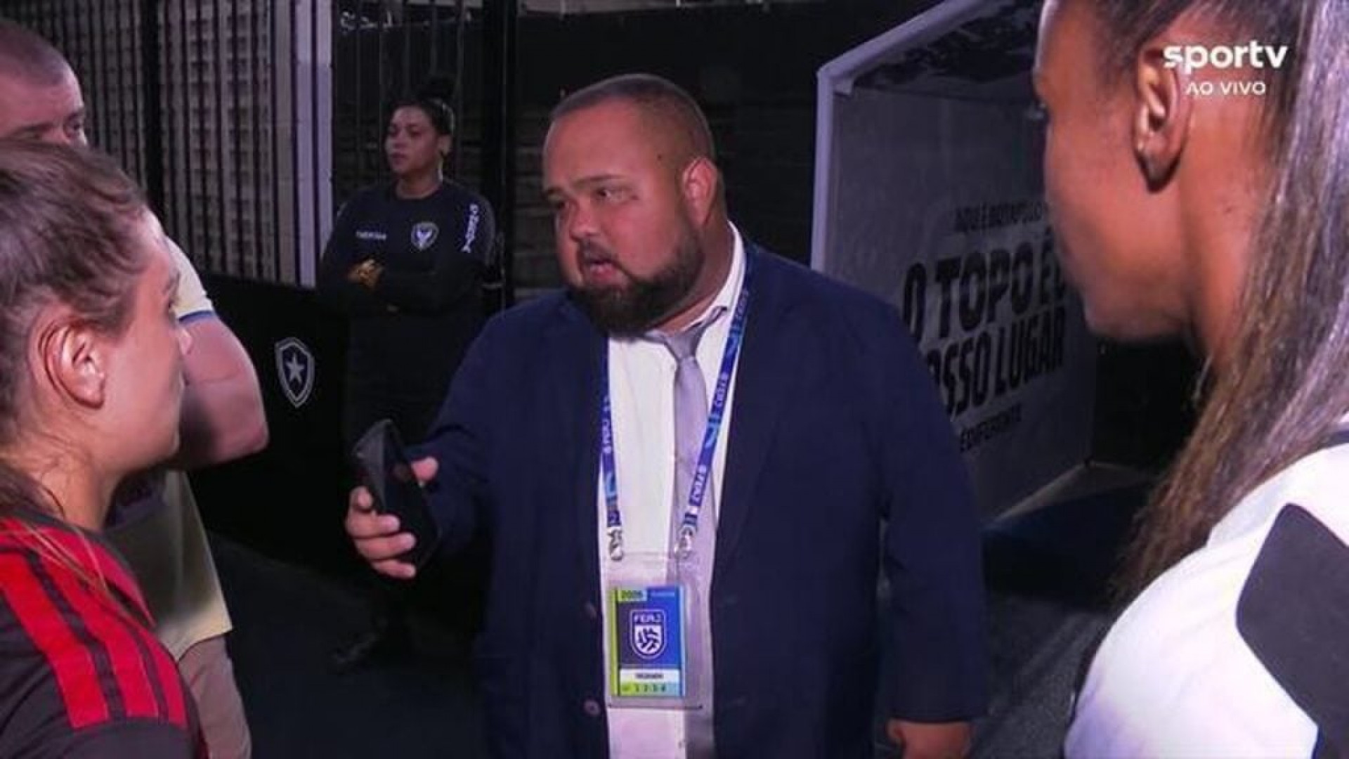 Cl&aacute;ssico entre Botafogo e Flamengo sofre atraso da arbitragem