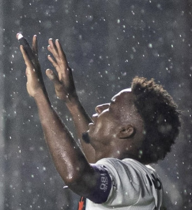 Thiago Mendes se destaca com atuação sólida