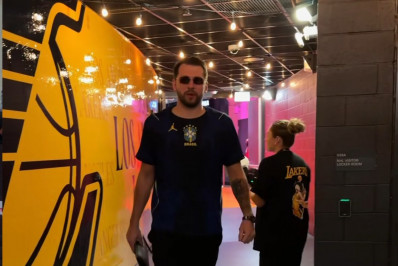 Astro da NBA chega para jogo com a nova camisa da seleção brasileira