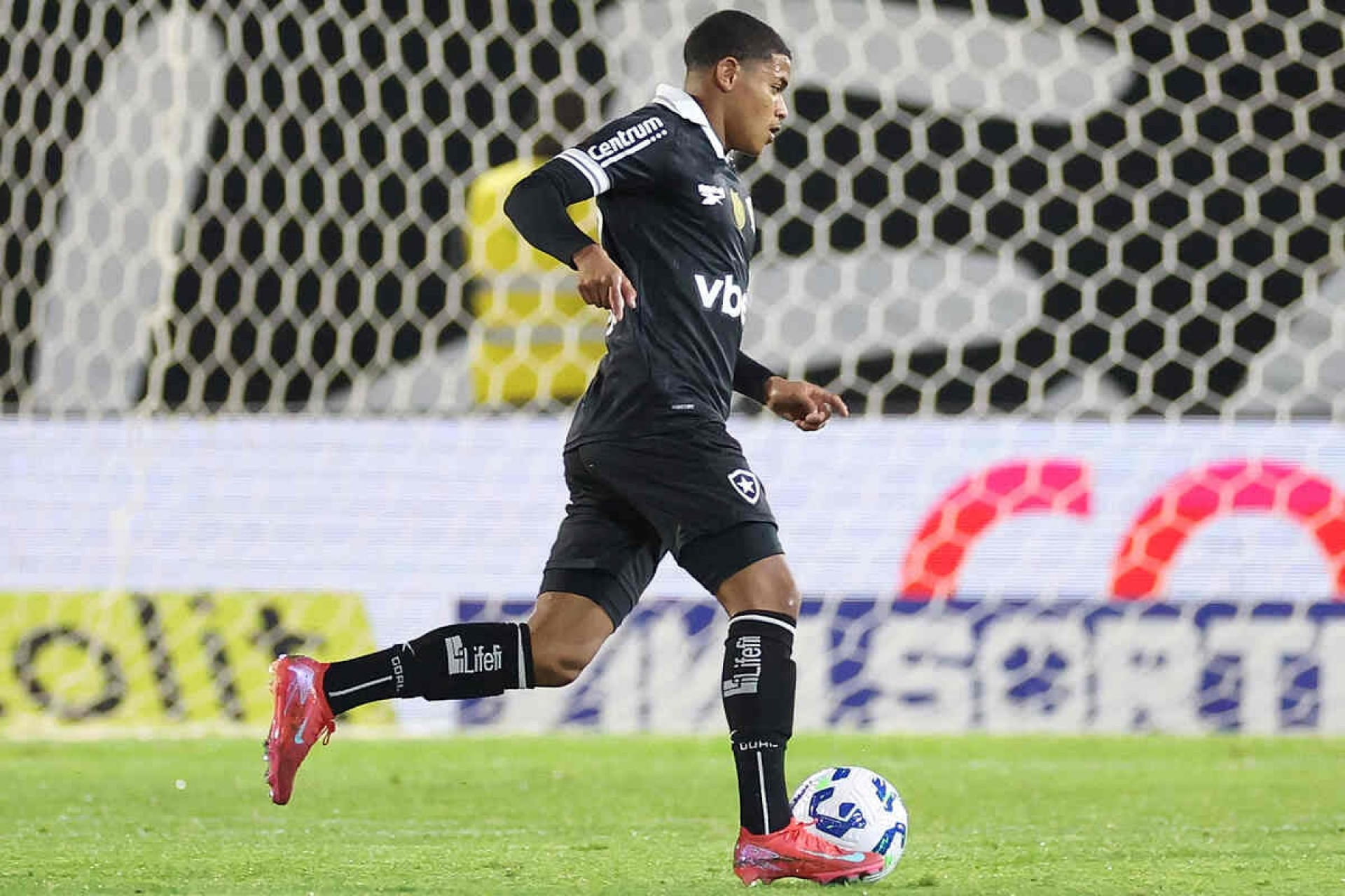 Convocado para Sele&ccedil;&atilde;o sub-20, Huguinho renova contrato com Botafogo