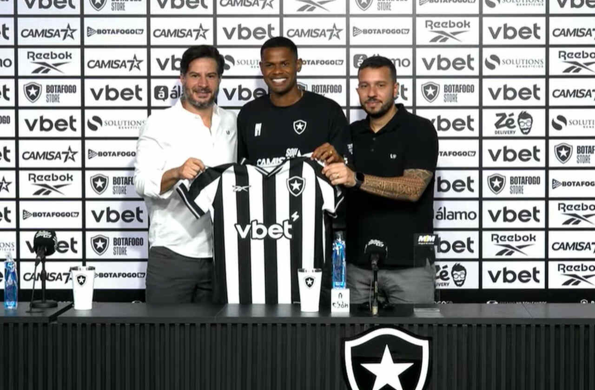 Jr. Santos herda a 17 de Freitas no Botafogo e fala em superar 2024