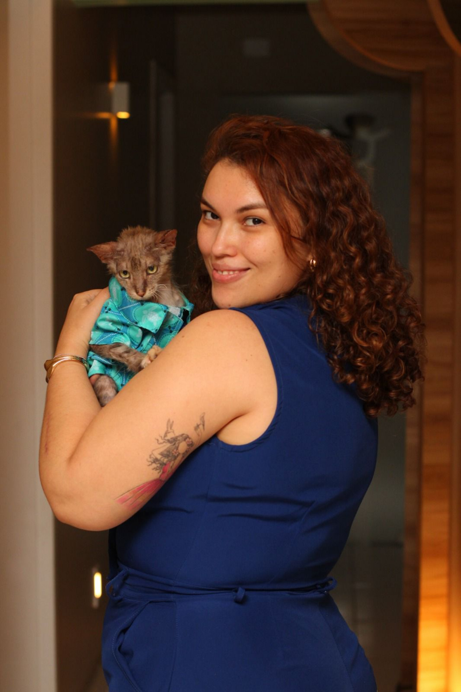 Renata, a tutora, e Renatinho, juntos em casa após a recuperação do felino