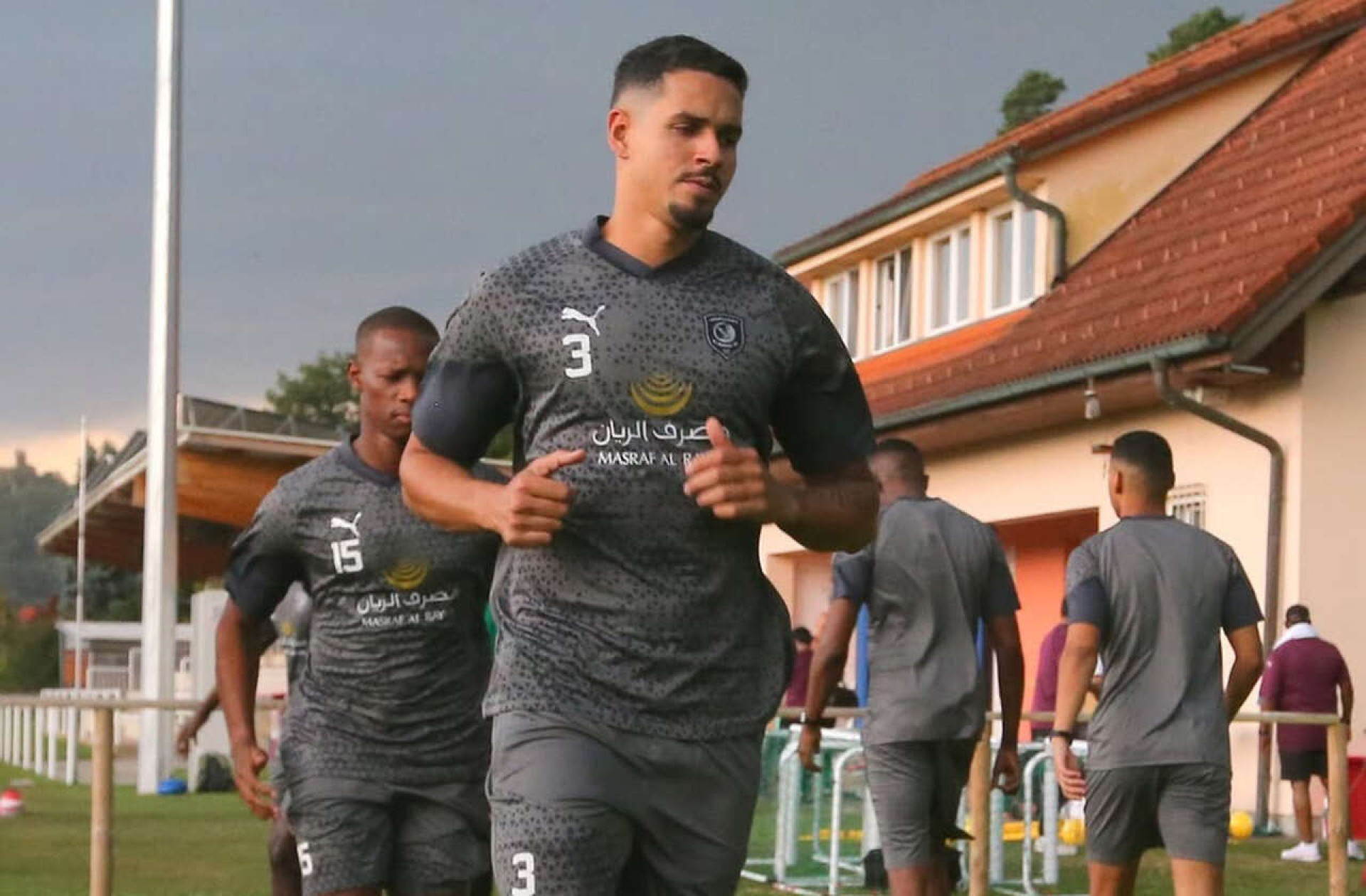 Ver&iacute;ssimo chega ao Brasil ap&oacute;s mais de uma semana e se apresenta ao Santos