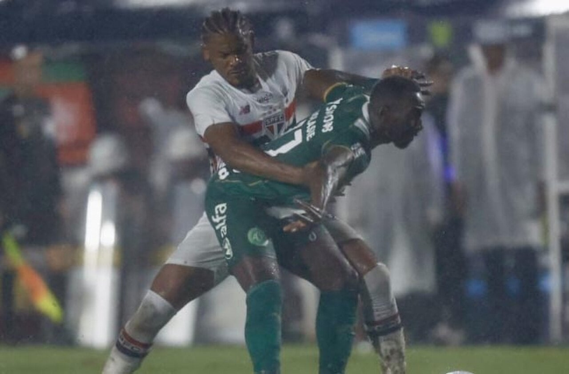 S&atilde;o Paulo v&ecirc; sistema defensivo se tornar um trunfo para assumir a lideran&ccedil;a