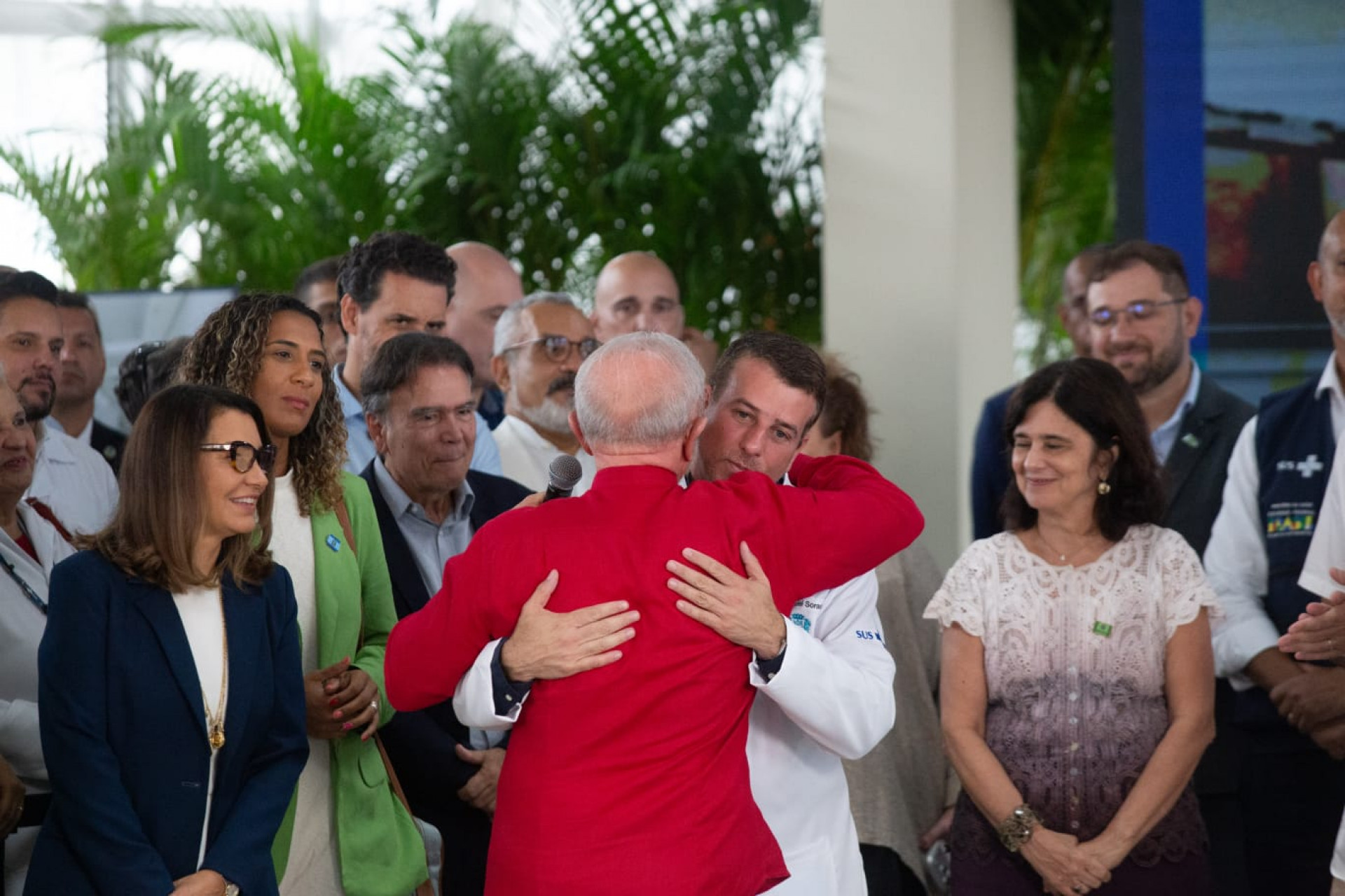 Na foto, Lula abran&ccedil;ando o secret&aacute;rio de Sa&uacute;de do Rio, Daniel Soranz - &Eacute;rica Martins/Ag&ecirc;ncia O DIA