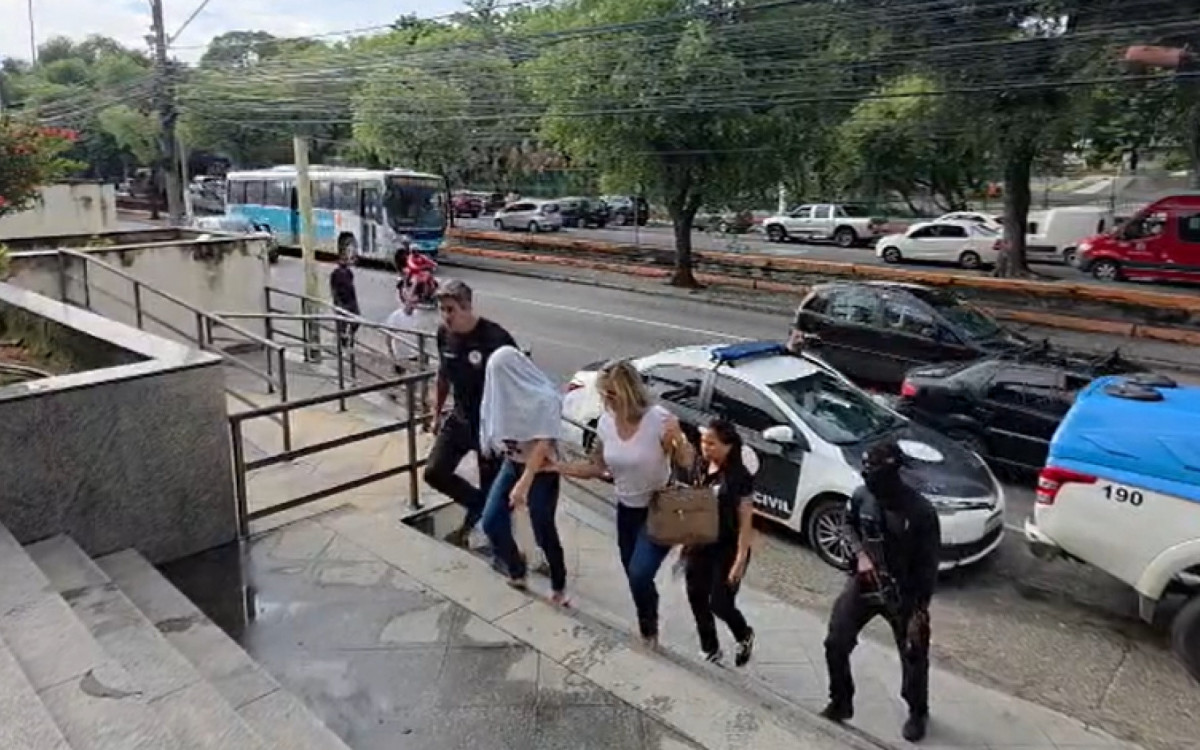 Nathalia Nunes foi presa e não quis mostrar o rosto. A vítima segue internada em estado grave no Hospital Estadual Azevedo Lima