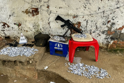 PM apreende réplica de fuzil e cocaína após confronto em Nova Iguaçu