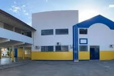 Ataque a tiros em frente a escola deixa professora e alunos baleados