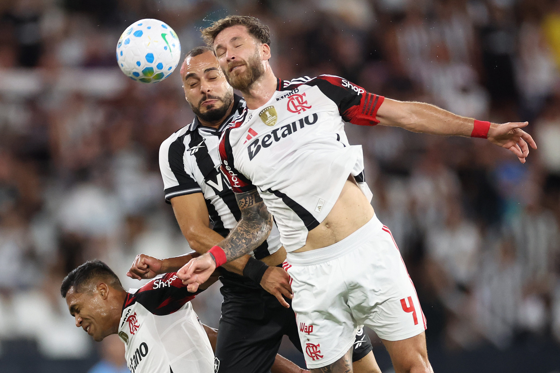 Arthur Cabral e Léo Pereira disputam bola no alto - Vitor Silva / Botafogo
