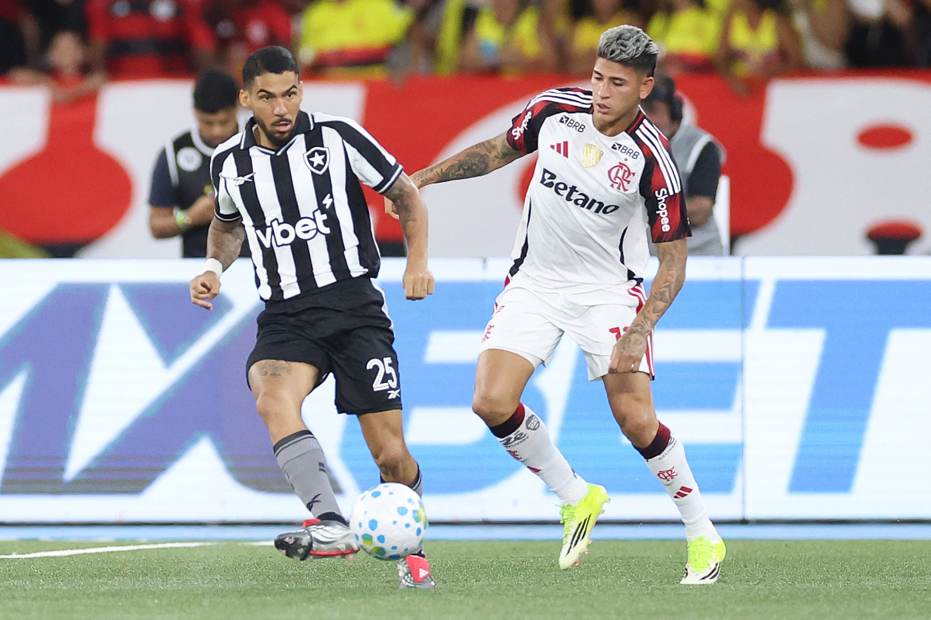 Allan e Carrascal durante a partida entre Botafogo e Flamengo - Vitor Silva / Botafogo
