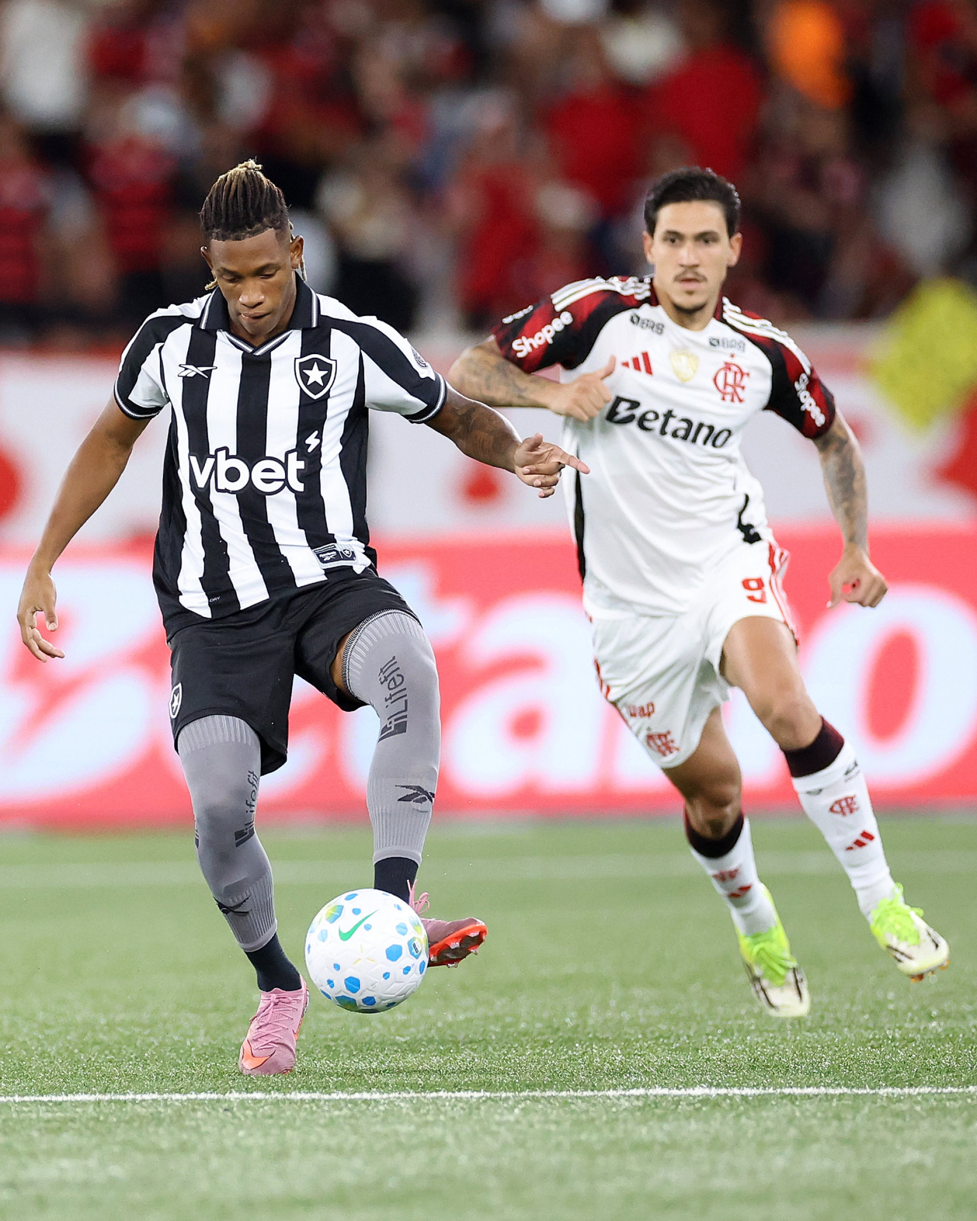 Pedro marca Danilo no clássico deste sábado (14) - Vitor Silva / Botafogo