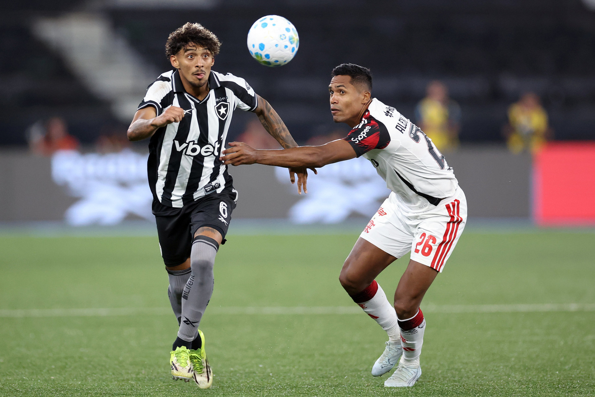 Medina tenta vencer Alex Sandro na corrida - Vitor Silva / Botafogo