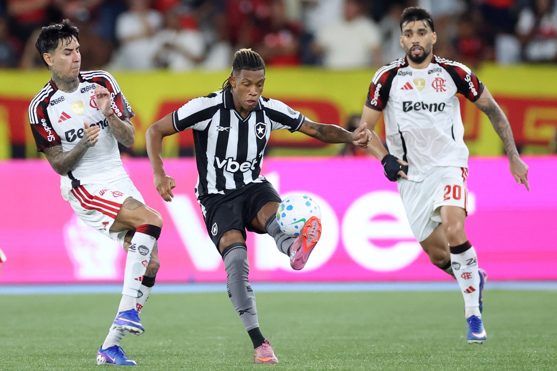 Pulgar, Danilo e Paquetá disputam bola - Vitor Silva / Botafogo