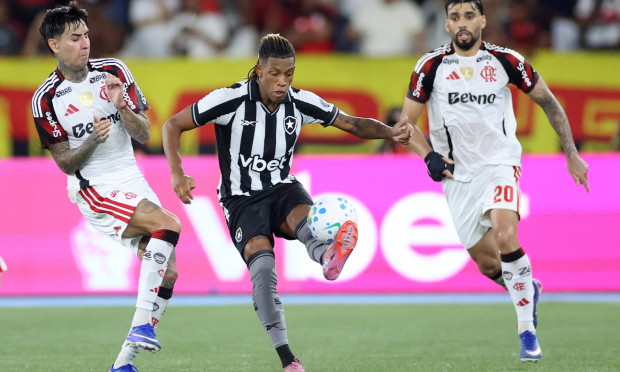 Em jogo com expulsão e gol <br>de falta, Flamengo dita <br>ritmo e vence Botafogo