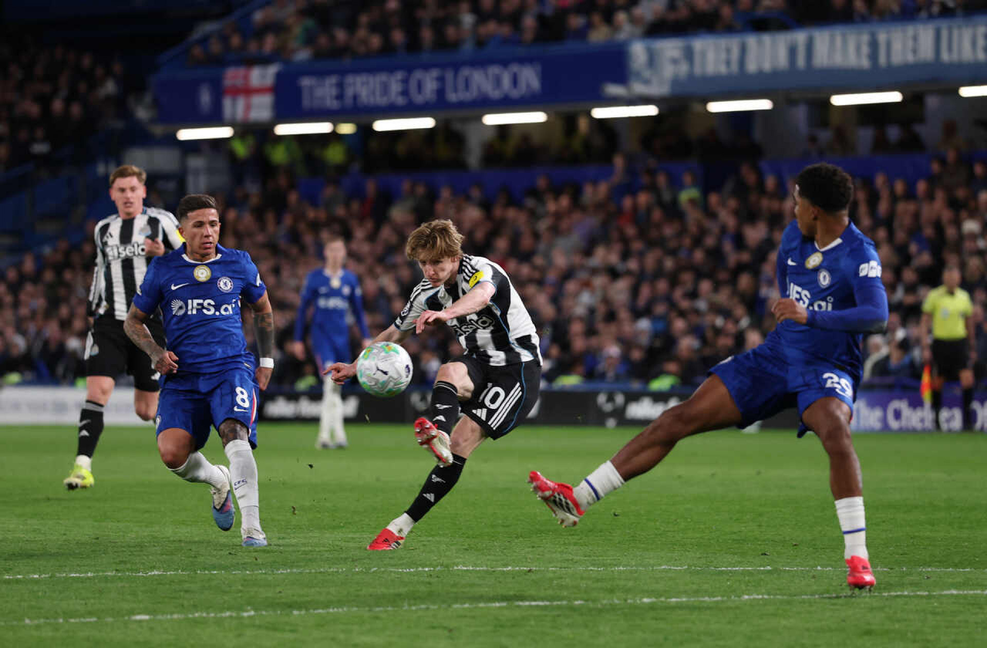 Newcastle faz jogo cir&uacute;rgico, resiste &agrave; press&atilde;o do Chelsea e vence fora de casa