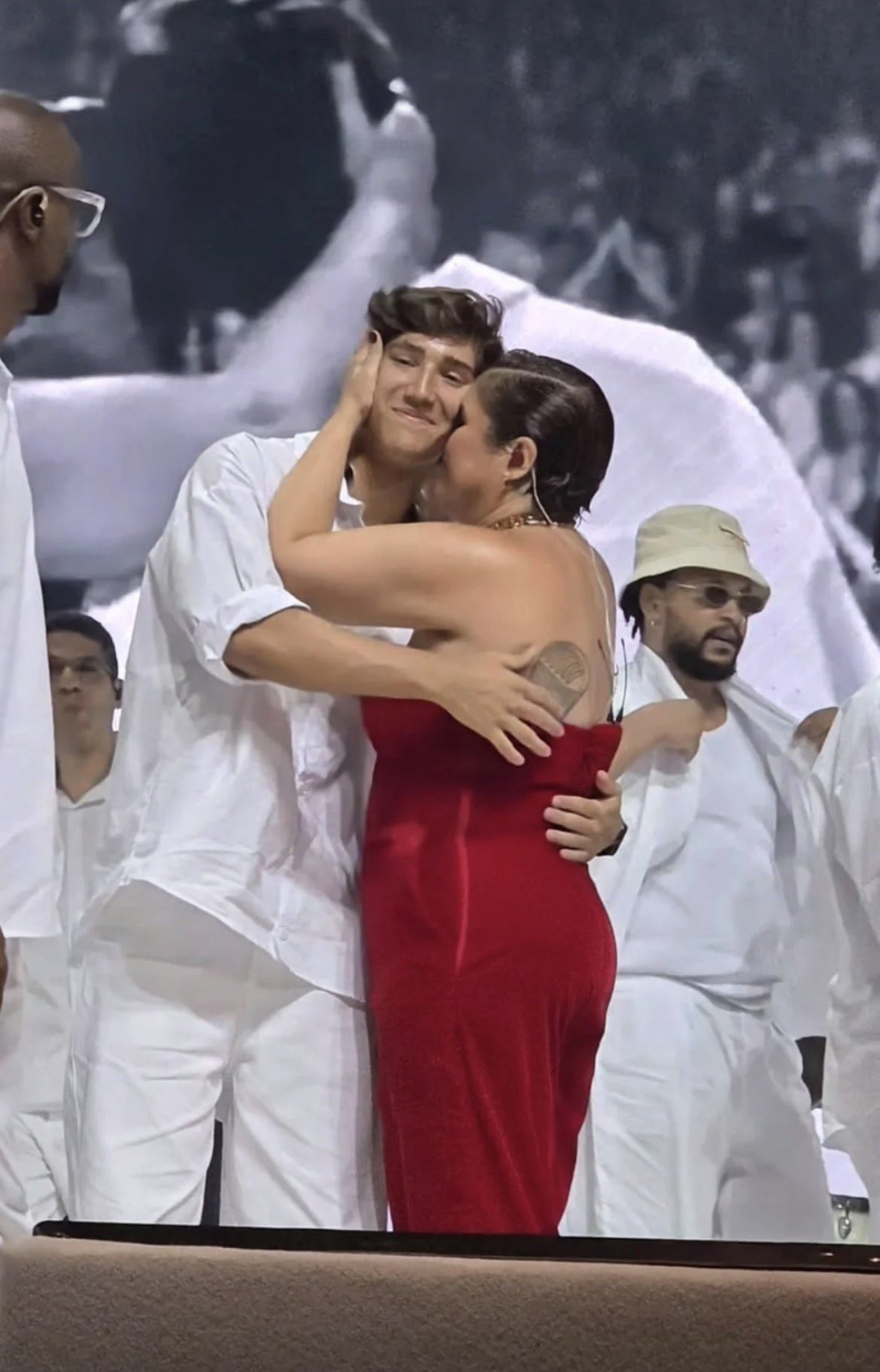 Antonio Baldini recebe carinho da mãe, Maria Rita, em show - Reprodução / X