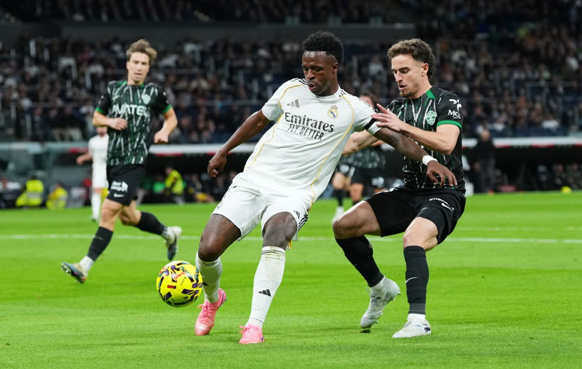 Com gola&ccedil;o antes do meio de campo, Real Madrid goleia Elche e cola no l&iacute;der Bar&ccedil;a