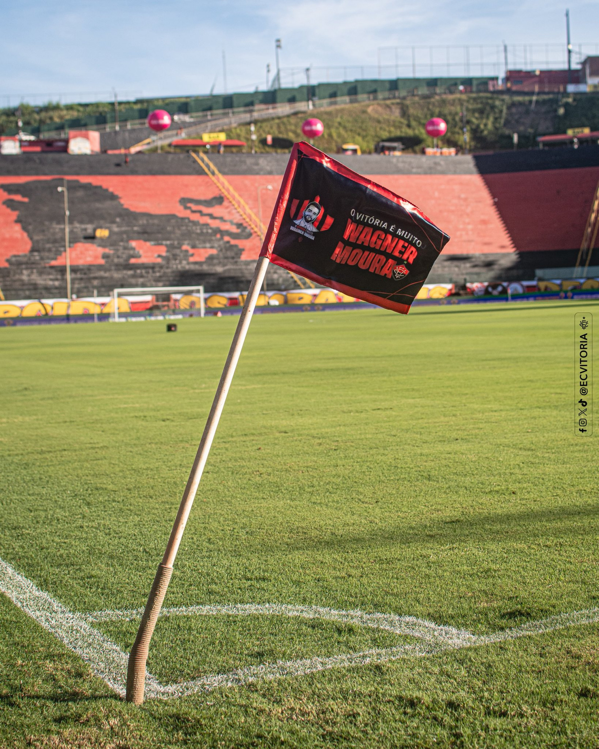 Clube publicou foto com bandeirinha de escanteio do Barradão em celebração a Wagner Moura - Victor Ferreira / EC Vitória