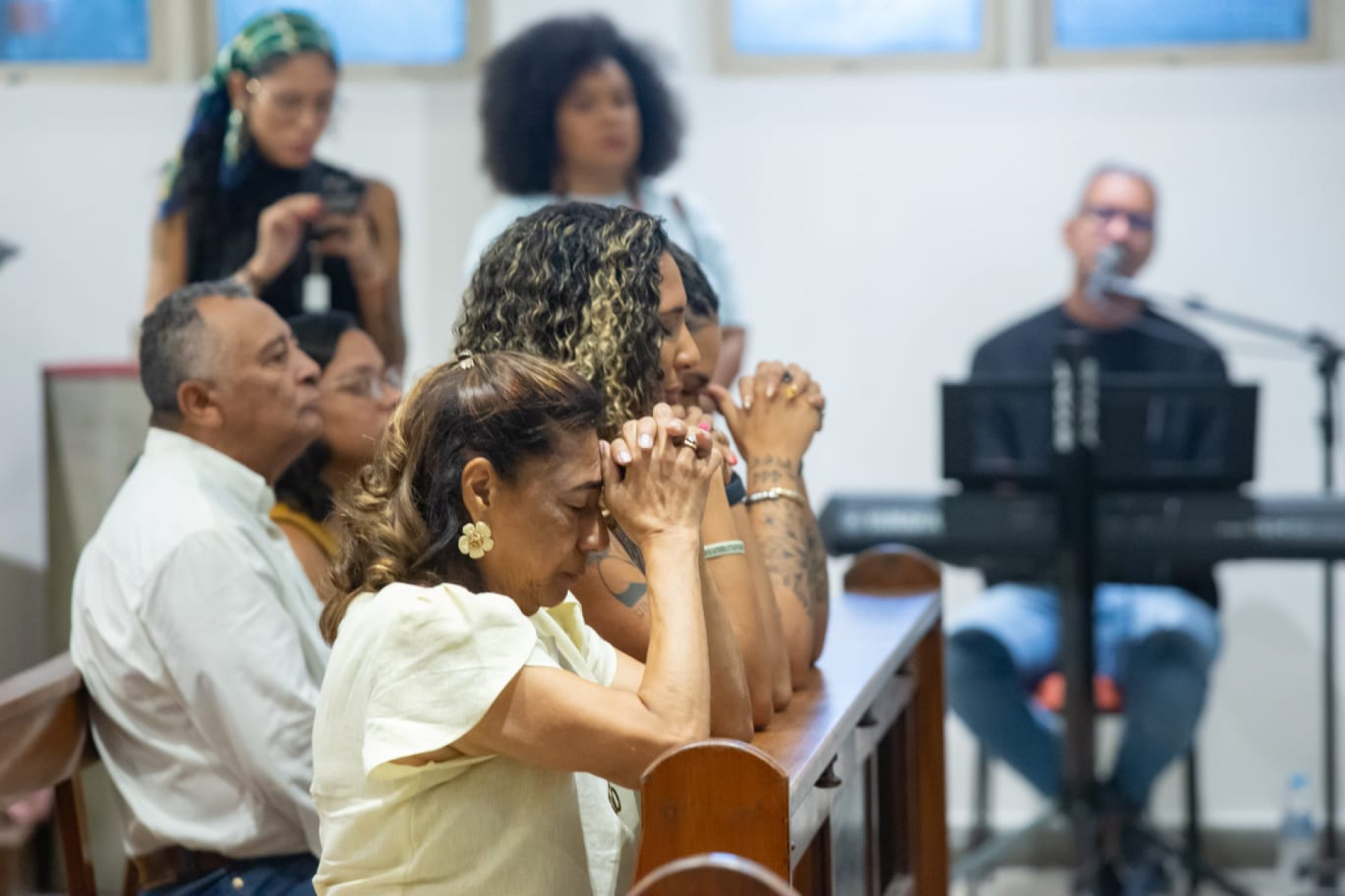 Marinete Silva, mãe de Marielle Franco, orando durante a missa - Érica Martin / Agência O Dia