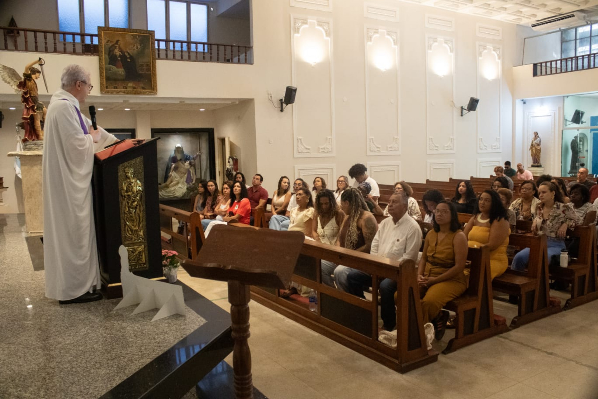 Famílias de Marielle Franco e Anderson Gomes estiveram na missa - Érica Martin / Agência O Dia