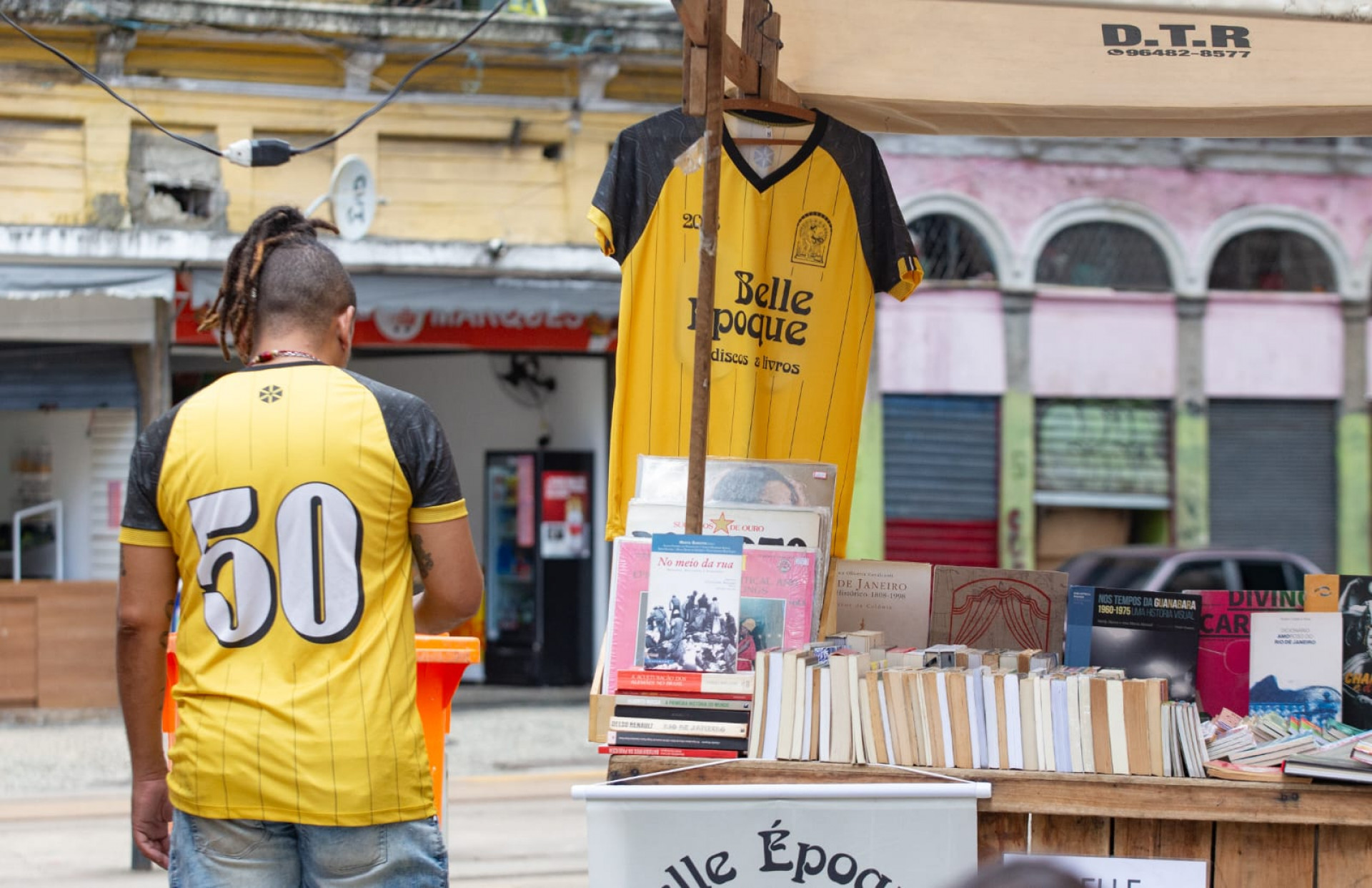 Feira literária no Largo de Santa Rita atraiu cariocas neste sábado - Érica Martin / Agência O Dia