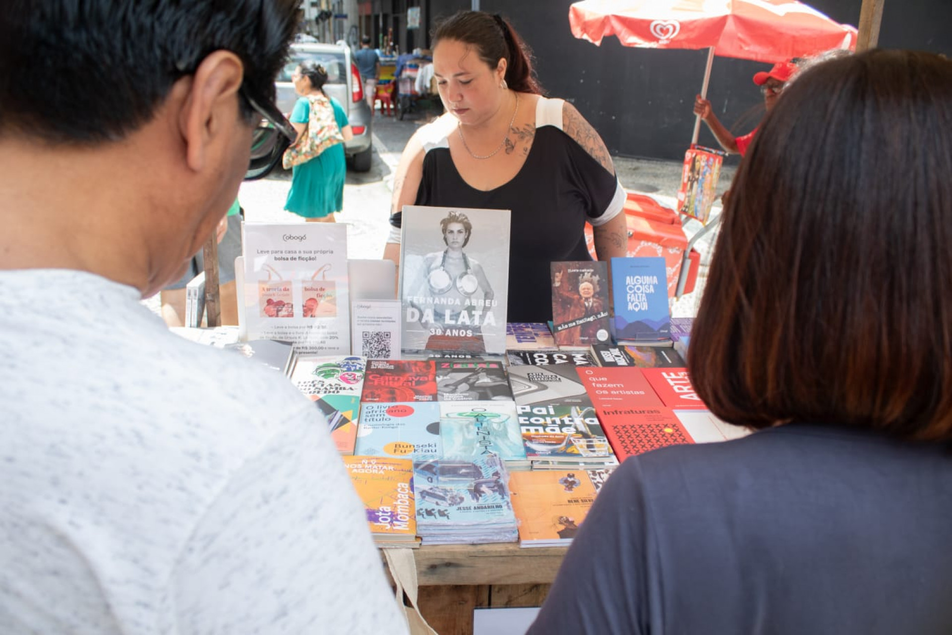 Primeira edição da feira literária no Largo de Santa Rita, no Centro - Érica Martin / Agência O Dia