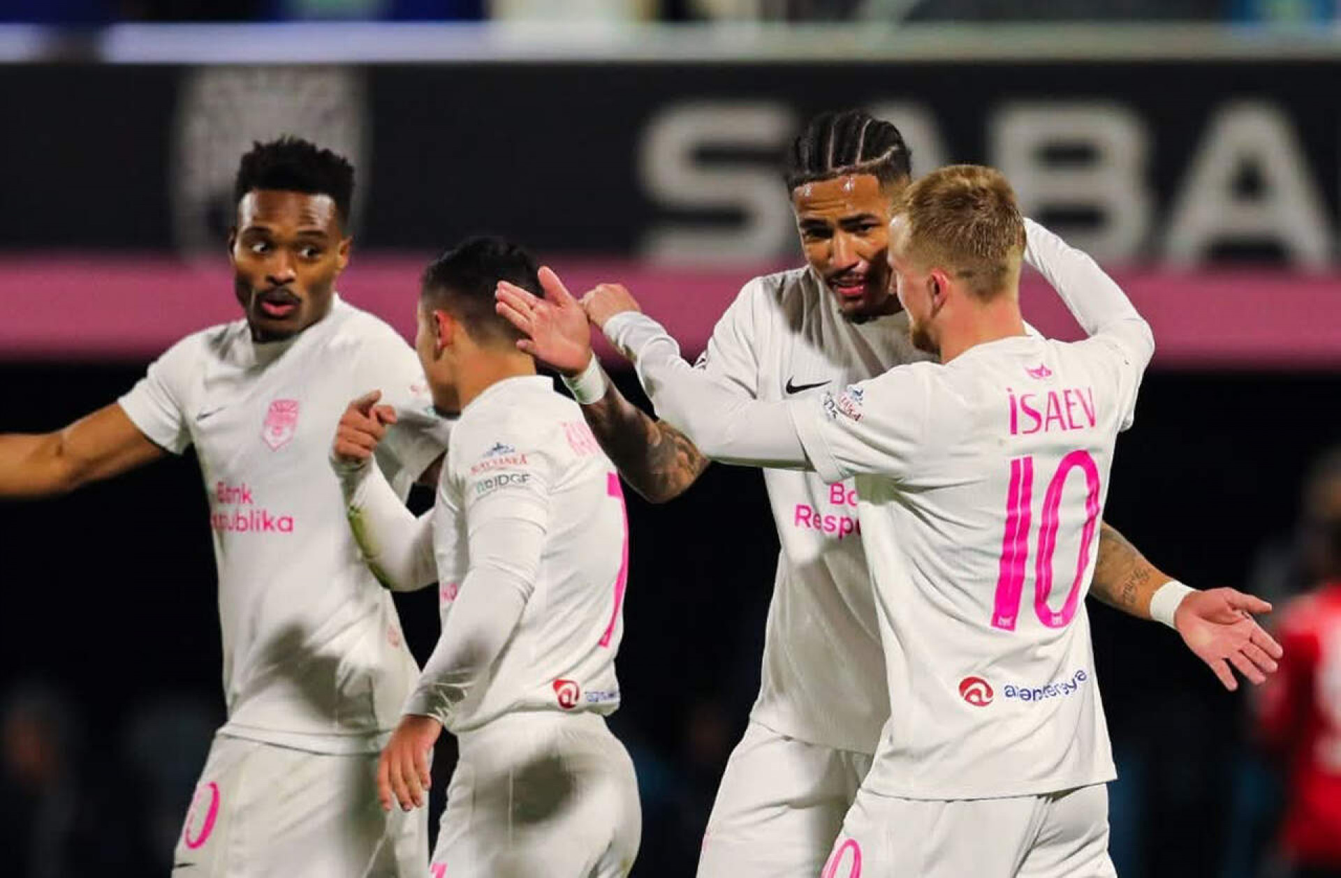 No Azerbaij&atilde;o, time de brasileiro ex-Flu chega a 25 jogos de invencibilidade