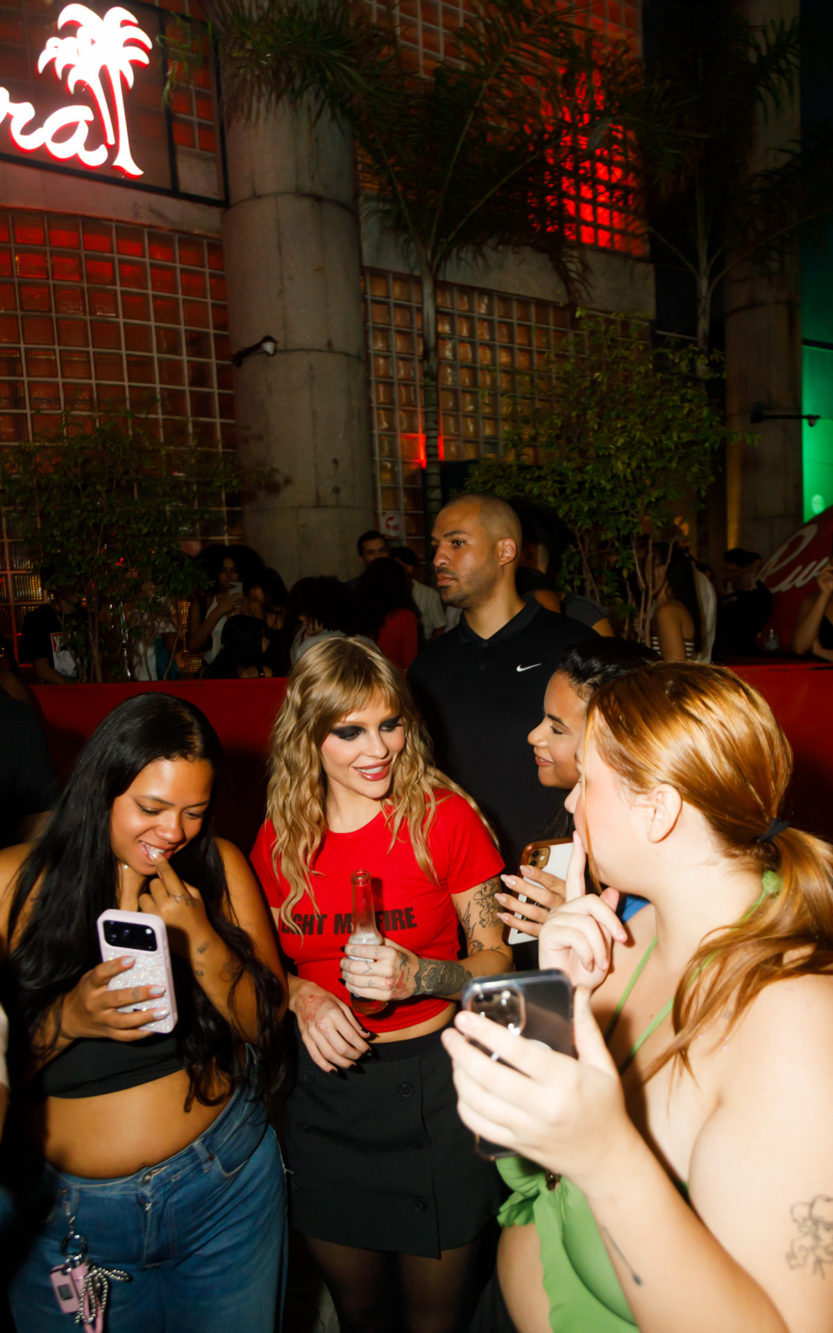 Luísa Sonza atende fãs