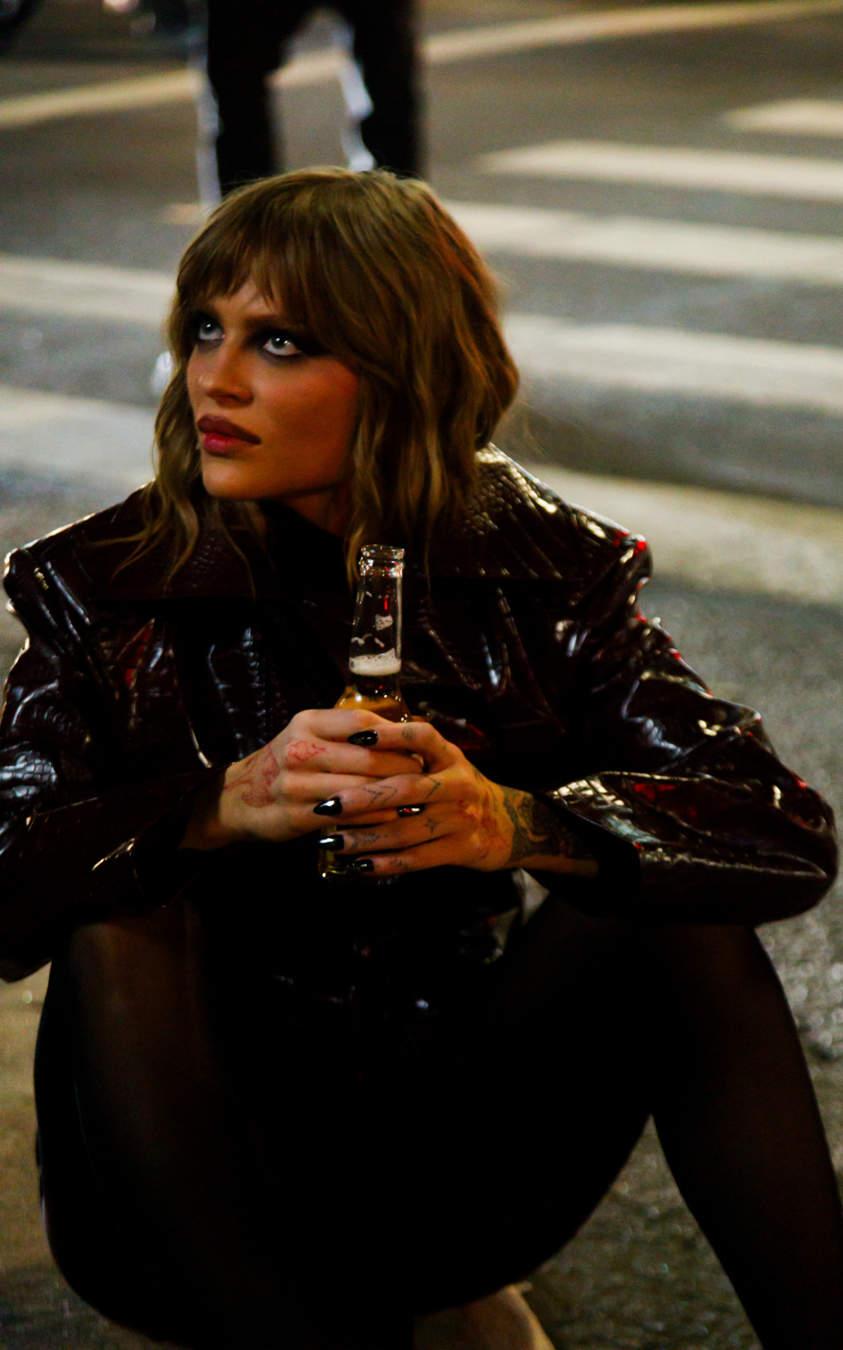 Luísa Sonza segura cerveja em bastidores de gravação