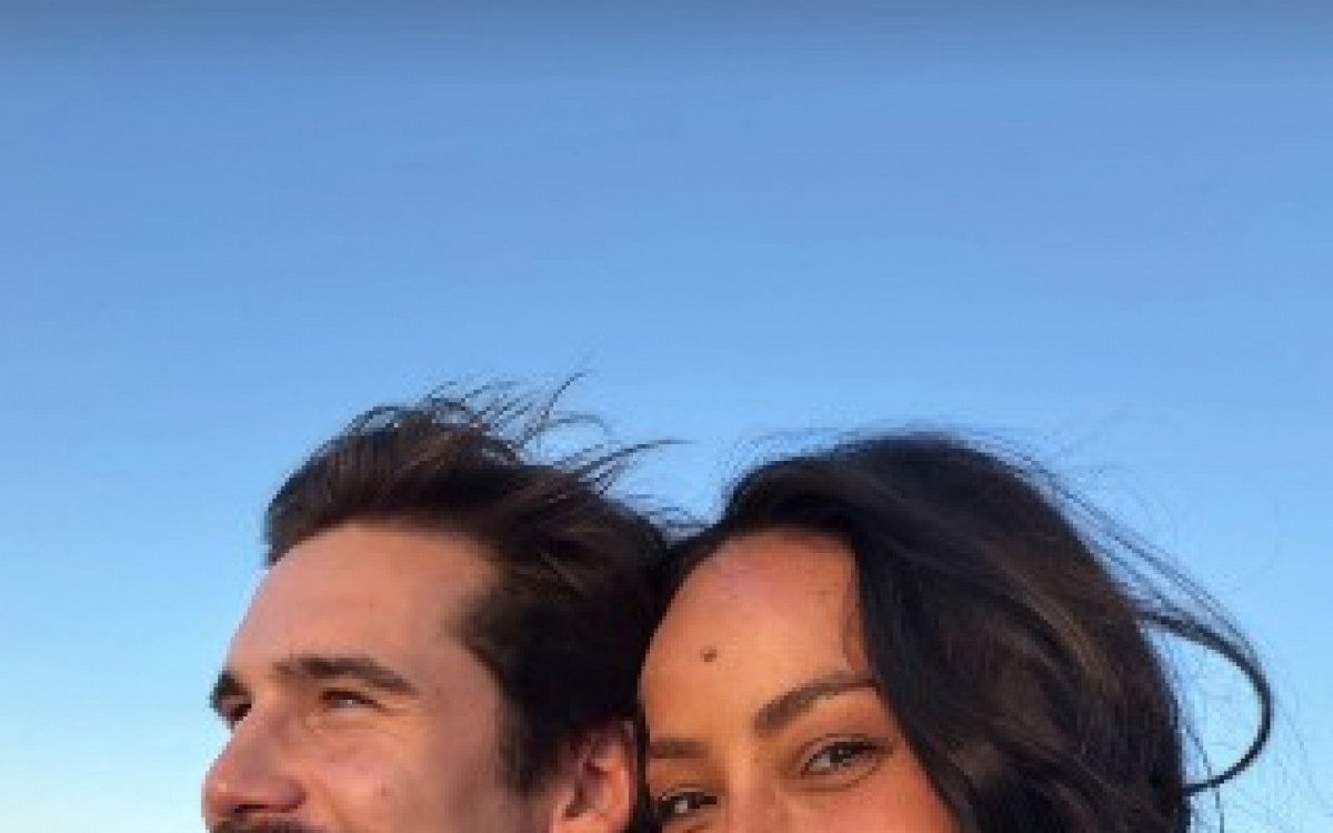 Sabrina Sato e Nicolas Prattes aproveitam passeio de jet ski juntinhos